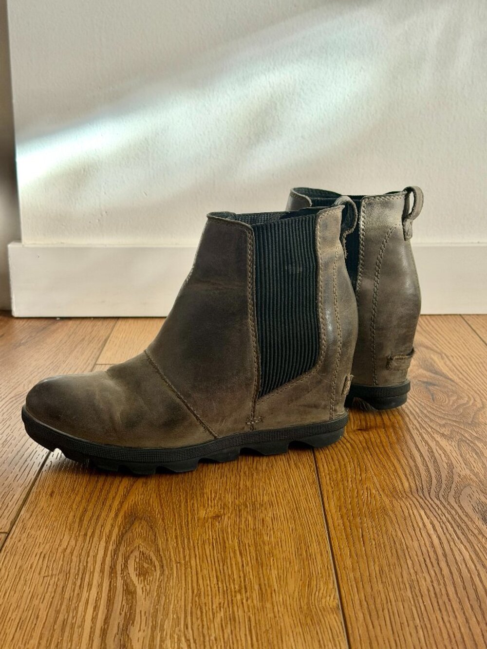 Sorel Joan of Arctic Wedge II Chelsea Boots Waterproof Leather Size 8.5